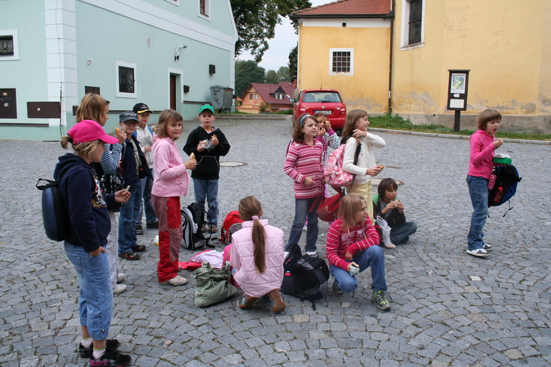 Před zámkem 4